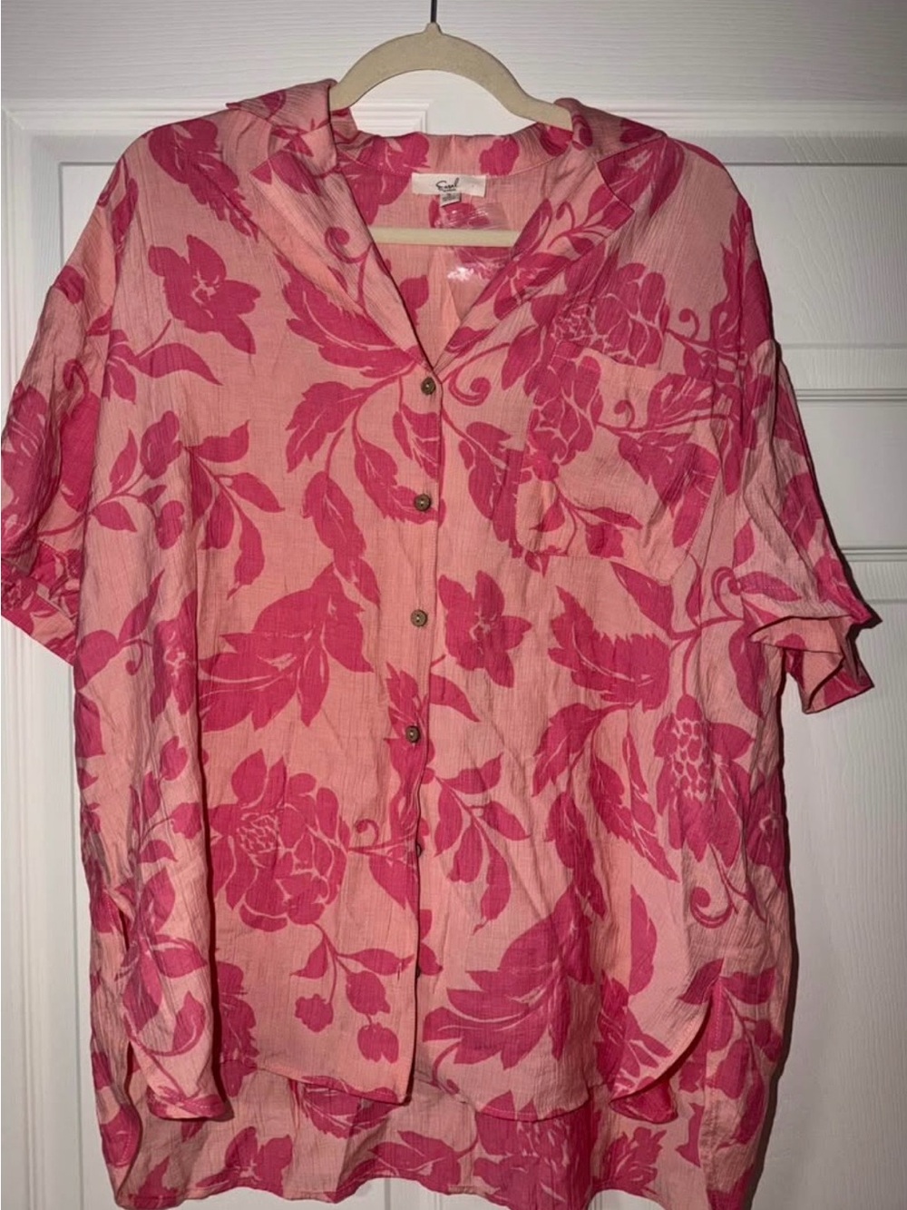 Oversized nwt easel Pink Floral Button-Front Top